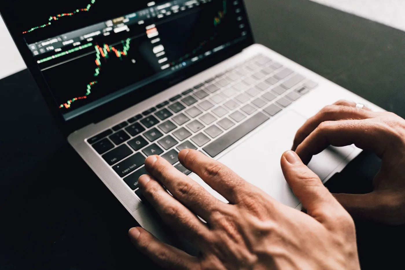 Um trader executando um trade real em um notebook