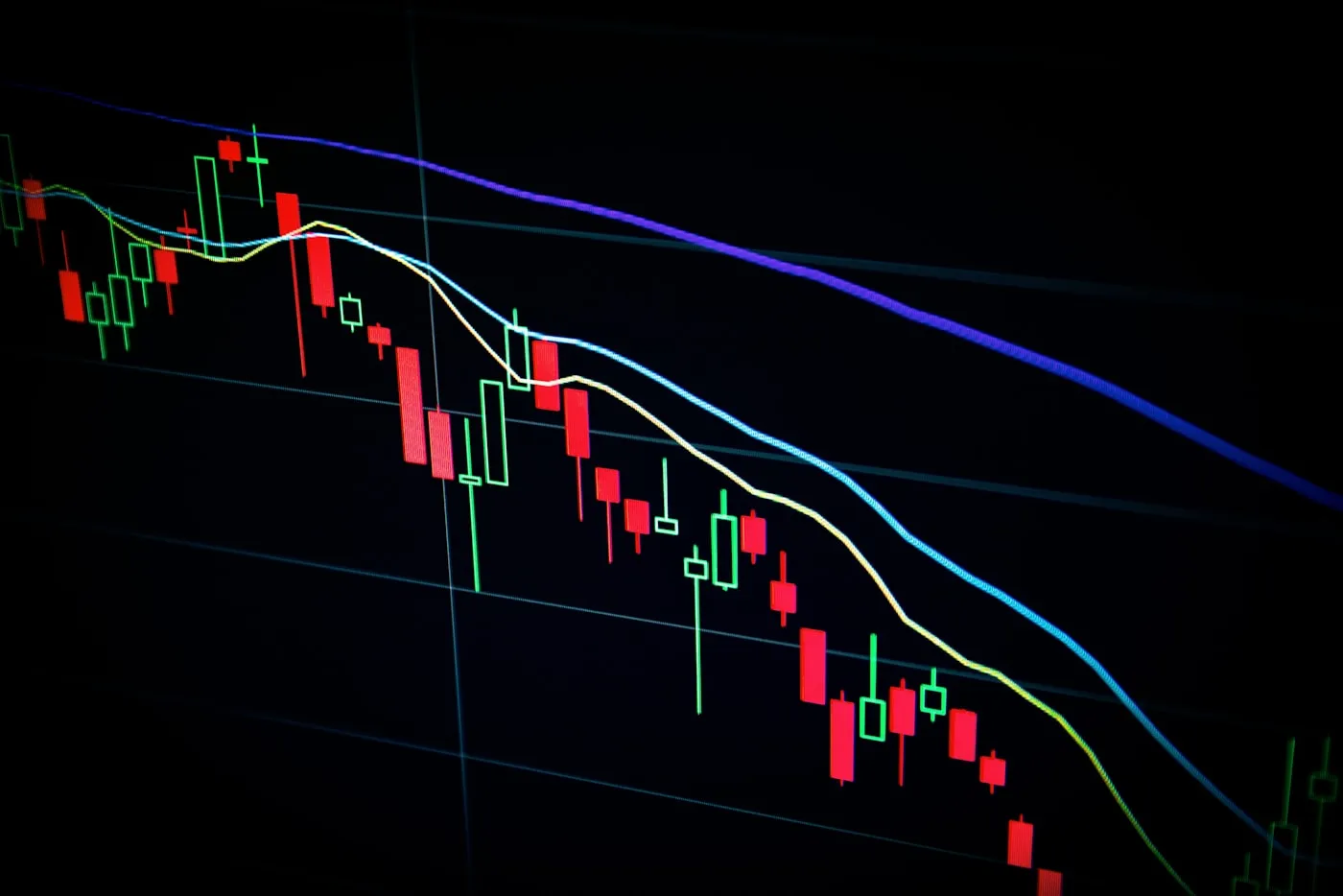 Gráfico de velas de una cuenta demo de cripto en una pantalla oscura