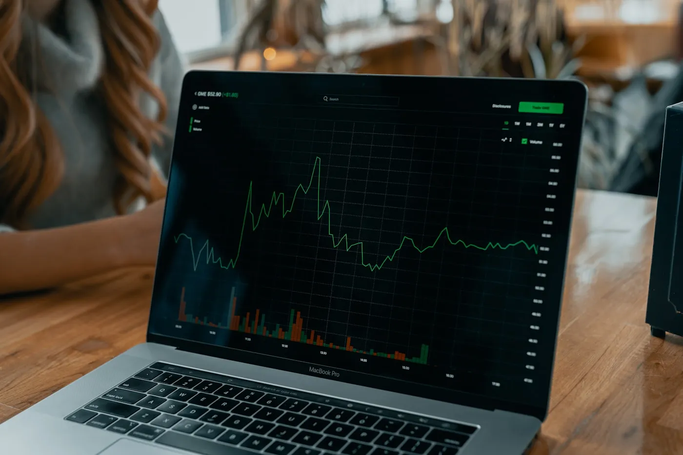 Trader practicando demo trading en un portátil con precios en vivo