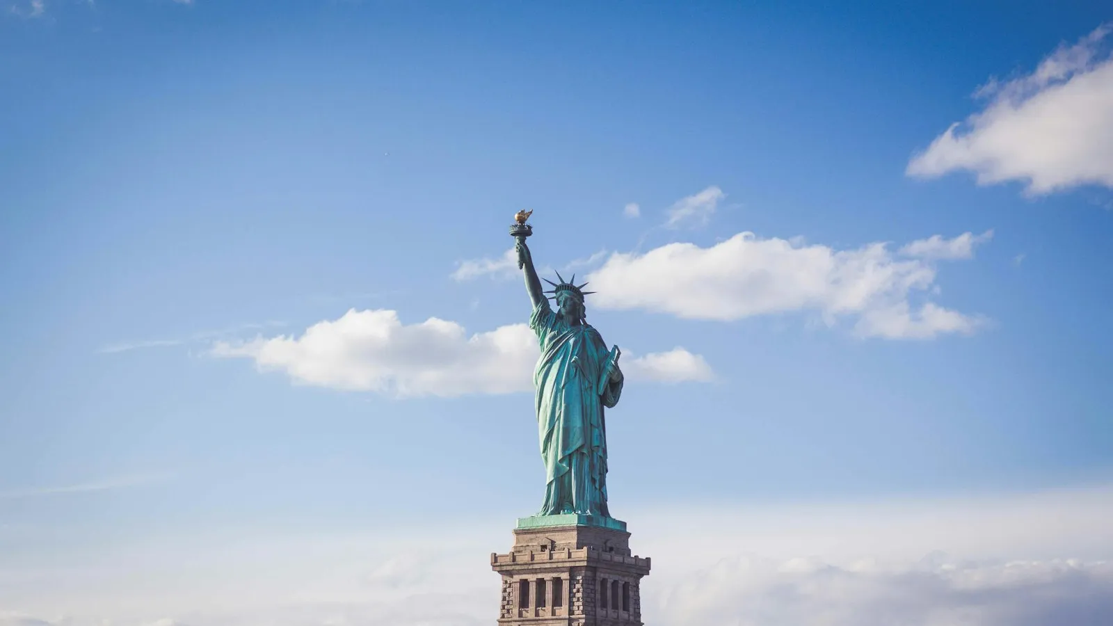 US-Flagge vor der Skyline eines Finanzviertels